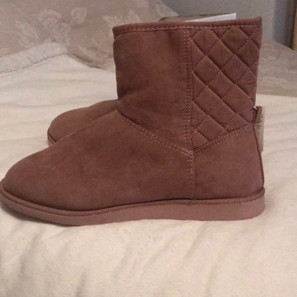 Old Navy UGG / Bearpaw style tan boots